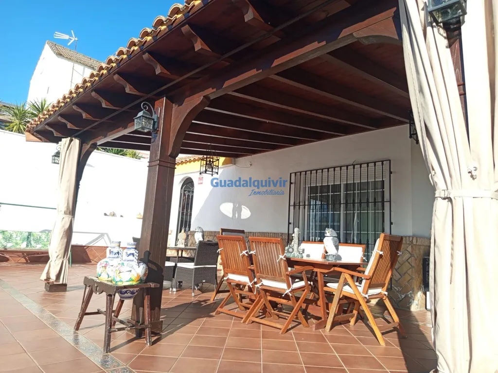Terrace - Independent Chalet with Pool in Cerros de Montequinto