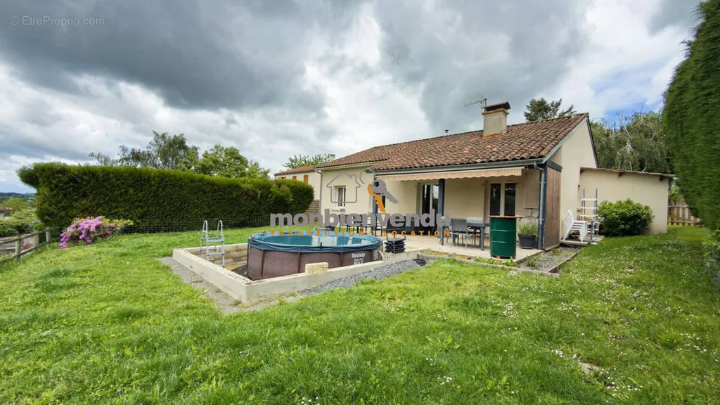 Jardin - Maison avec Piscine et Terrasse à Reilhac