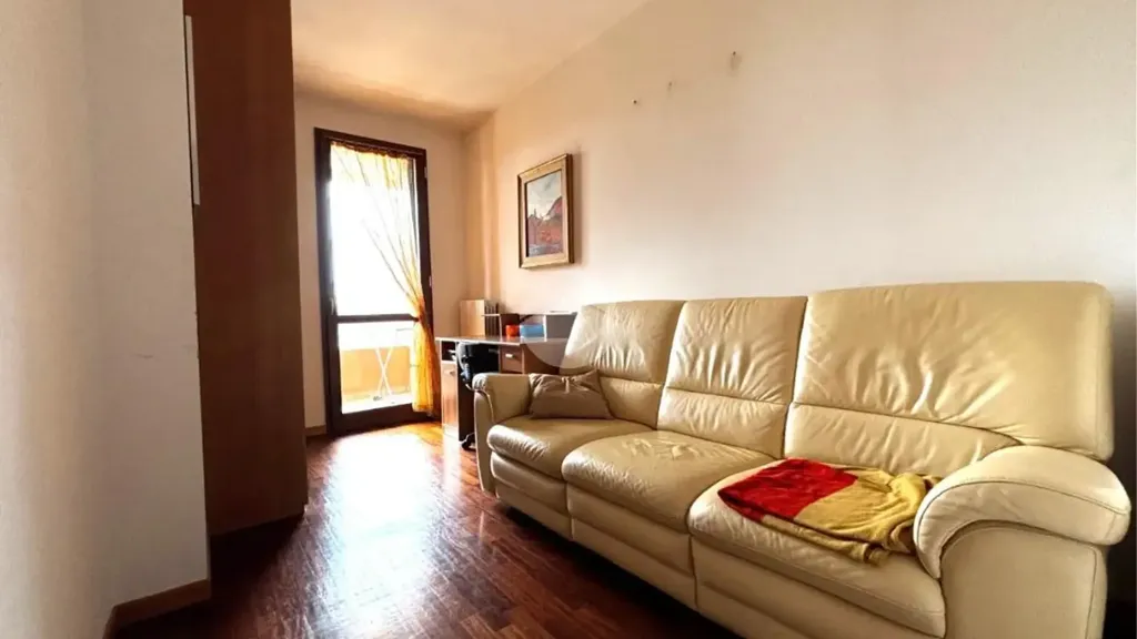 Elutuba - 3-Bedroom Apartment with Balcony in Fano
