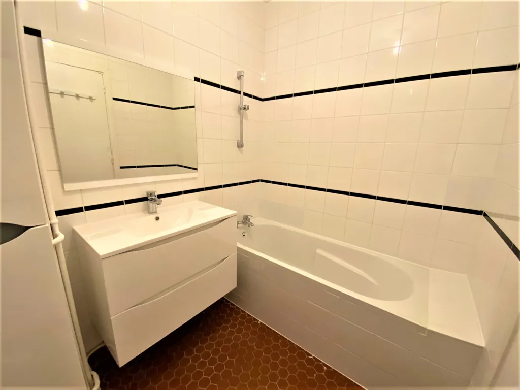 Bathrooms - Refurbished Apartment with Garden View in Garches