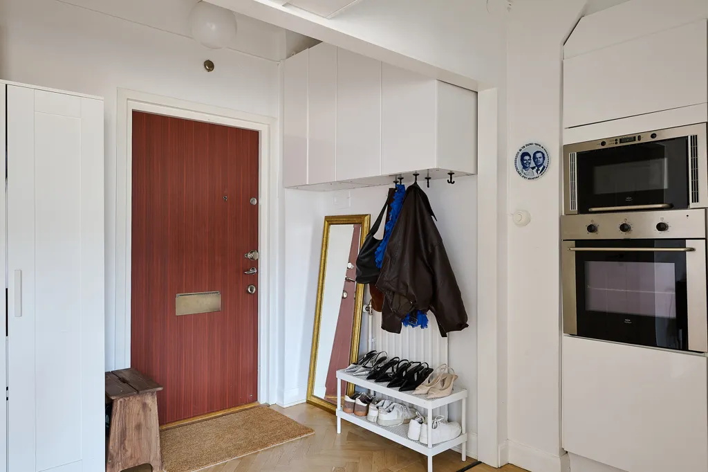 Esik - Apartment with East-Facing Balcony in Söder