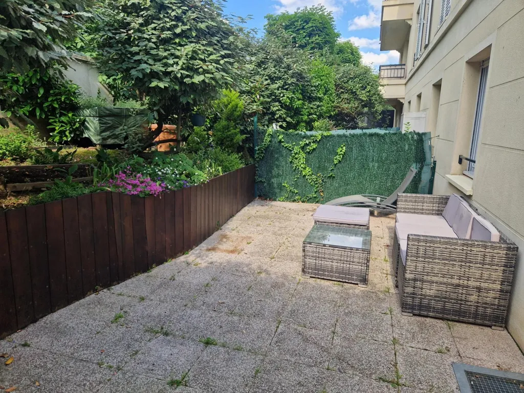 Garden - 2-Bedroom Flat with Private Garden in Thiais Centre