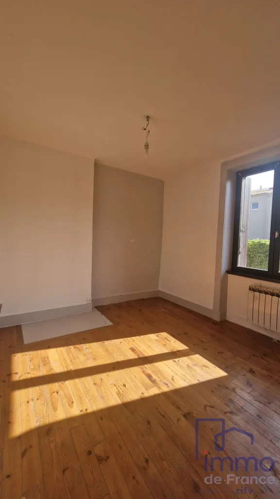 Rooms - Traversant Apartment with Balcony in Saint-Étienne
