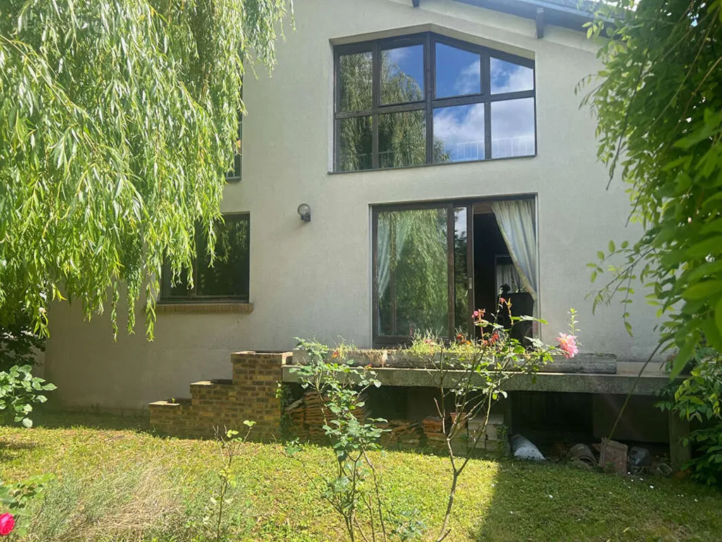 Aed - 1960s House with Garden in Brie Comte Robert