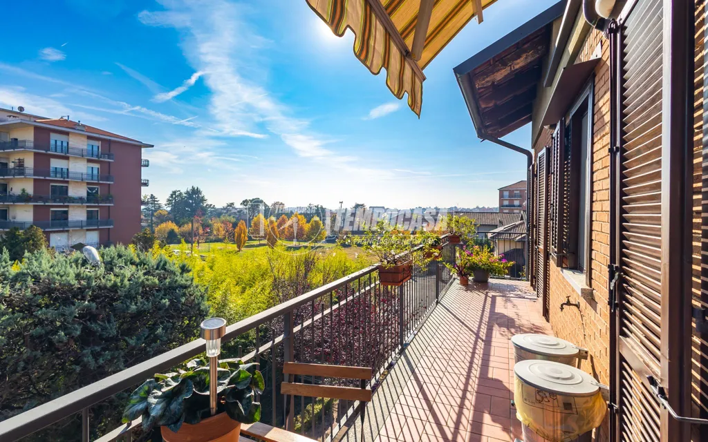 Balcon - 5-Bedroom Apartment with Double Garage in Chieri