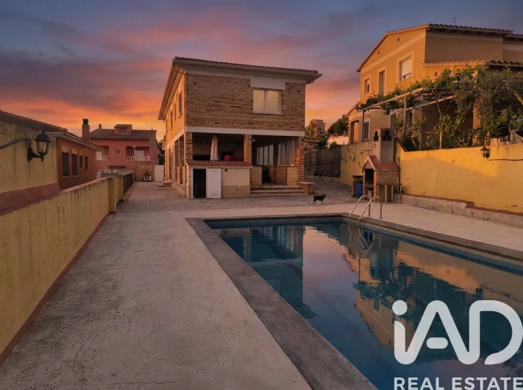 Piscine - House with Pool in Nou Vendrell