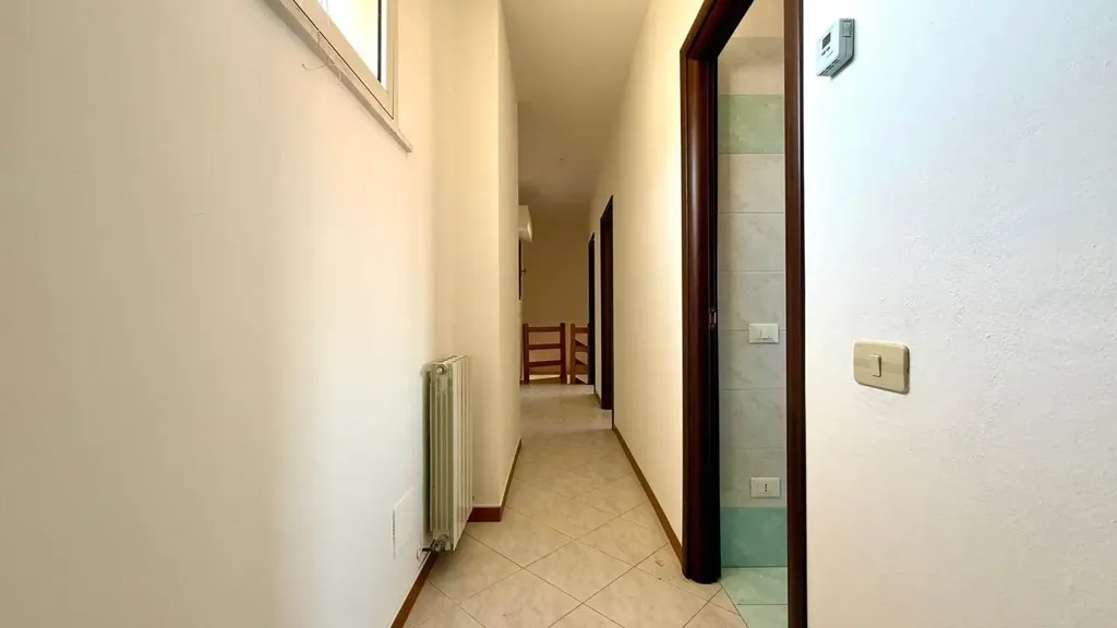 Esik - Two-Level Apartment with Terrace in Cecina