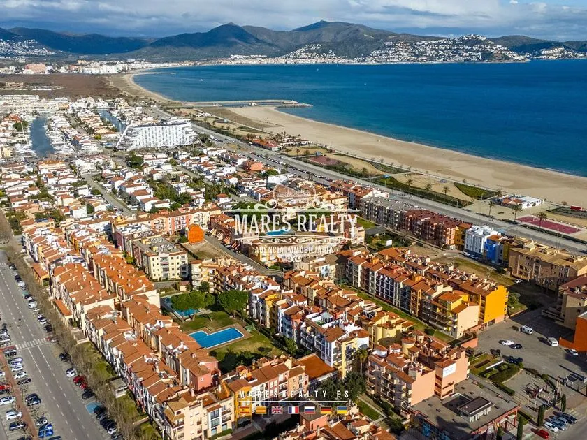 Seafront Apartment with Terrace in Empuriabrava