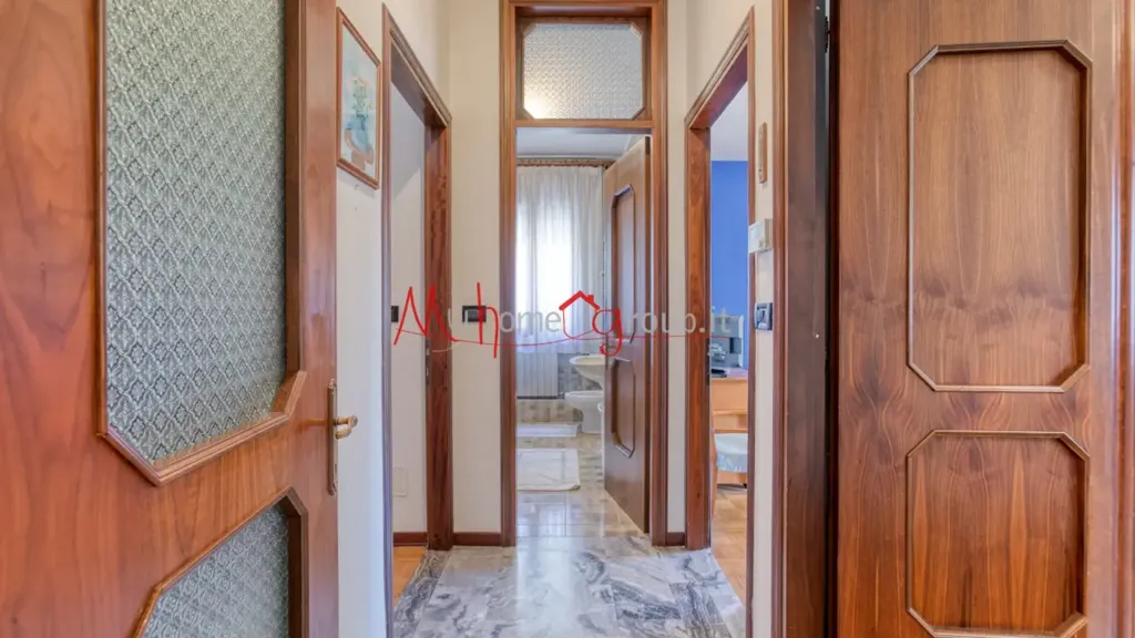 Hallway - Four-Bedroom Apartment with Balconies in Padova