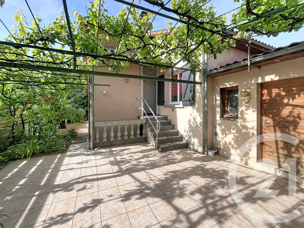 Terrasse - Maison Charmante avec Jardin à Riom