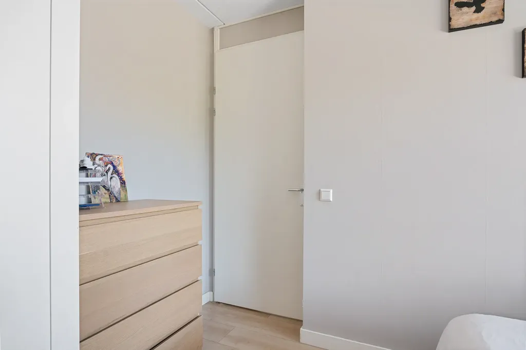 Magamistoad - Modern Corner House with Solar Panels in 's-Gravenhage