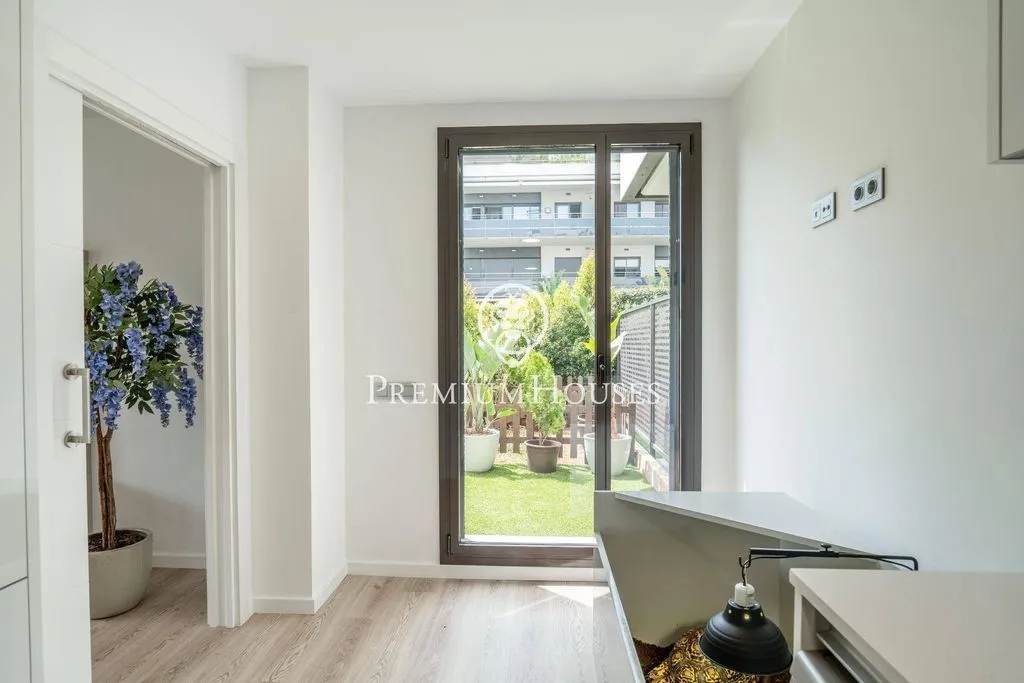 Esik - Corner Flat with Pool in Sitges