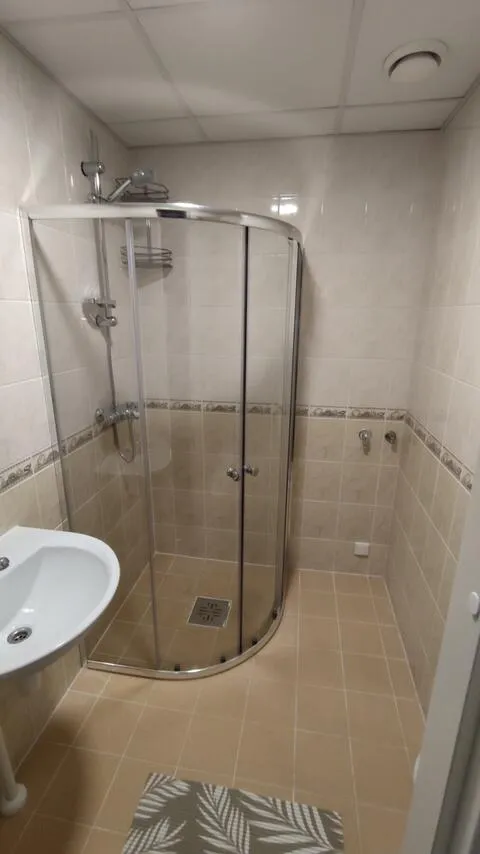 Salles de bain - Two-Bedroom Apartment with Balcony in Central Location