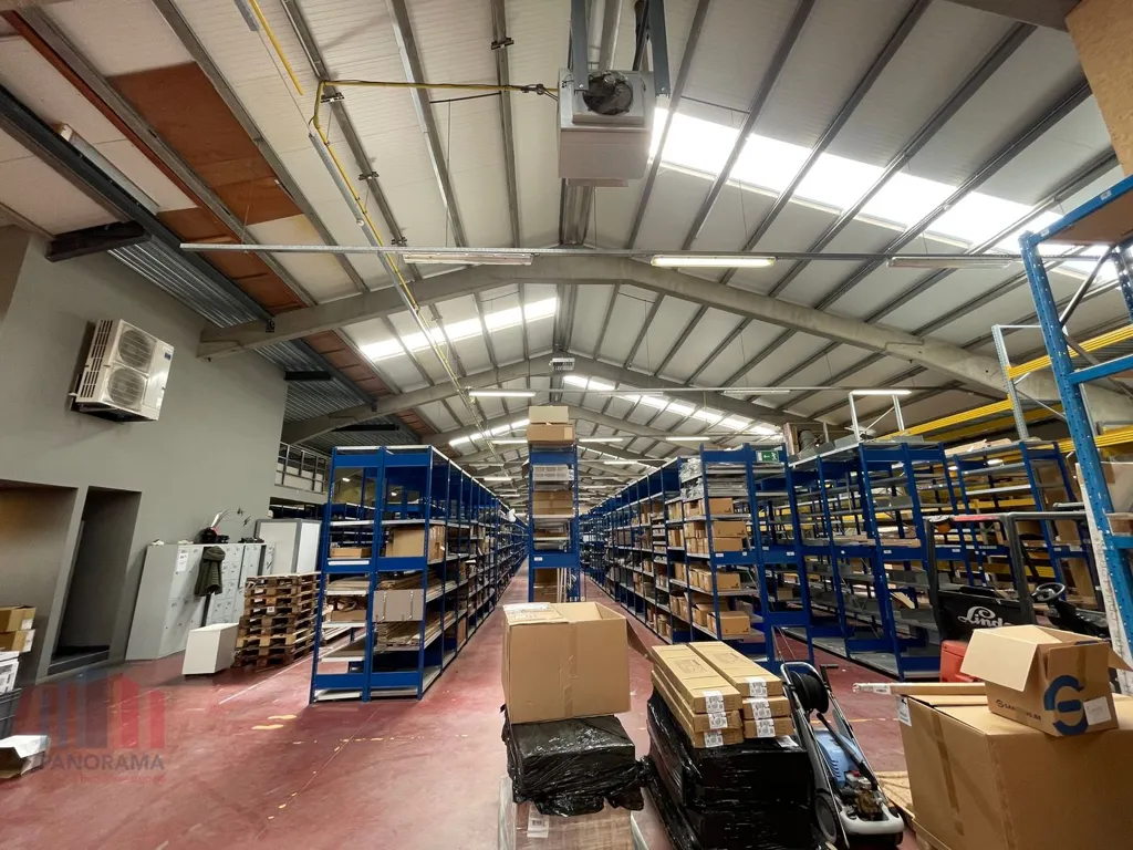 Buanderie - Magasin Polyvalent avec Hauteur Libre à Bruges