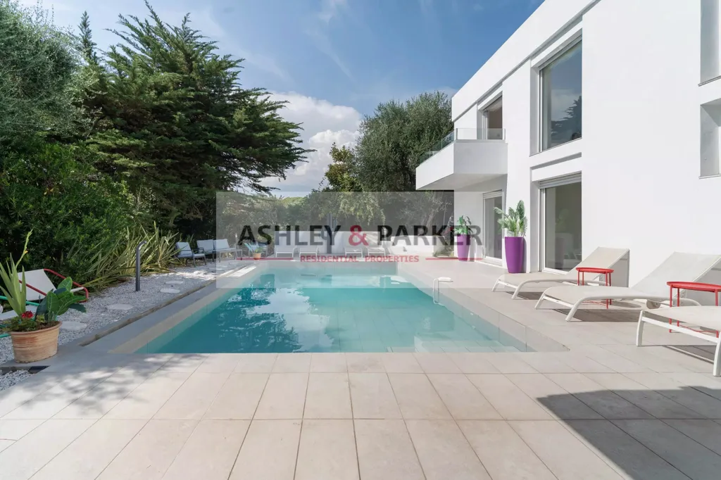 Piscina - Contemporary Villa with Sea View in Le Cannet