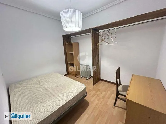 Bedrooms - Three-Bedroom Flat with Balcony in Latina