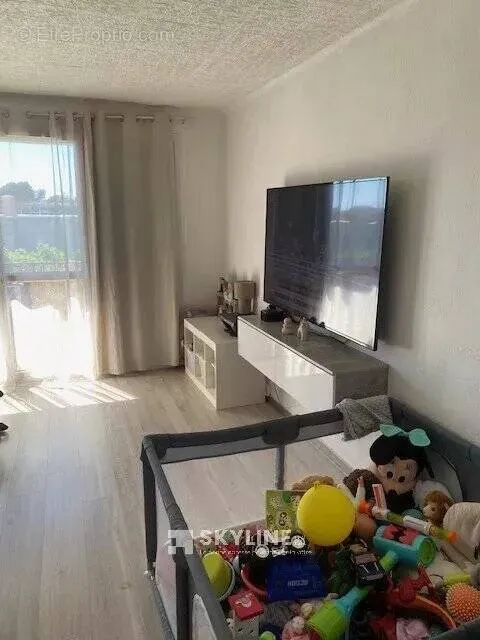 Schlafzimmer - Traversant Flat with Balcony in 70s Architecture