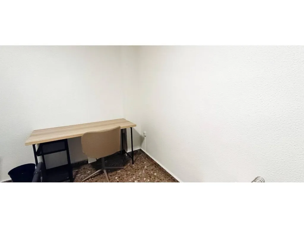 Kabinet - Ample 4-Bedroom Flat with Balcony in Castellón Centre