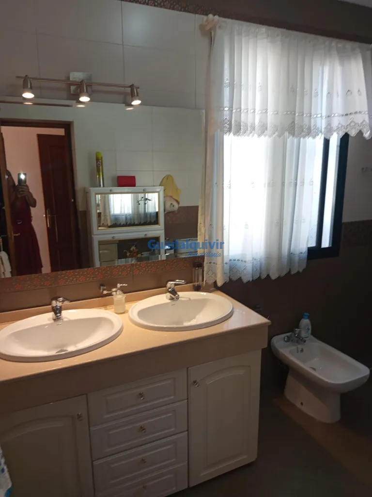Bathrooms - Independent Chalet with Pool in Cerros de Montequinto