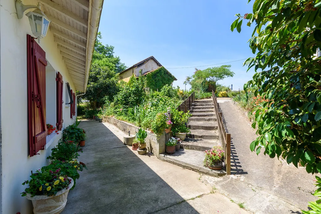 Giardino - House with Pyrenees View in Quiet Setting