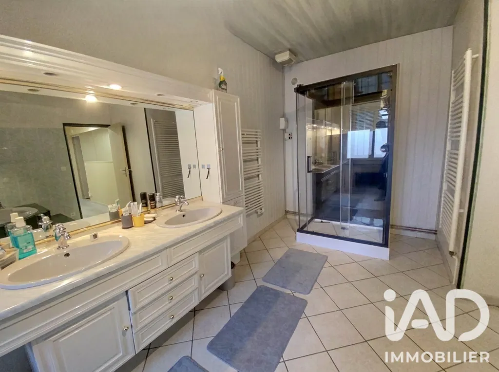 Salles de bain - Maison avec Piscine et Garage à Tergnier