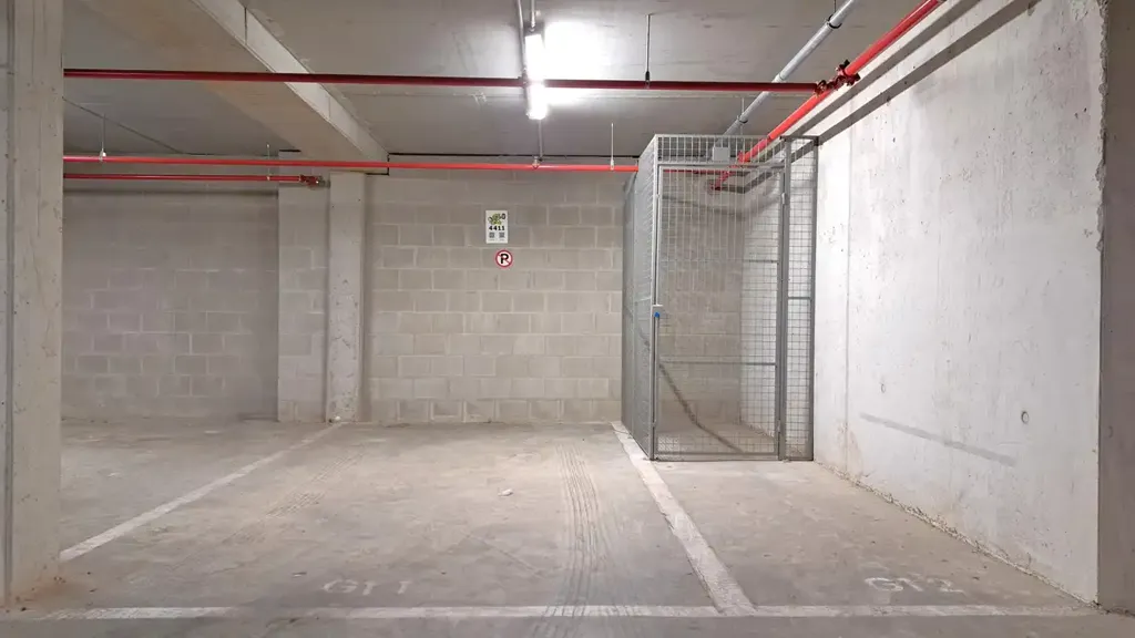 Garage - Parking Space with Garage in Quiet Street