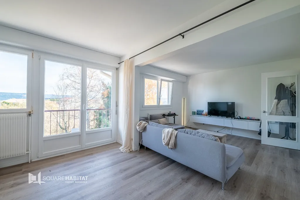 Séjour - Appartement rénové avec loggia à Frasne