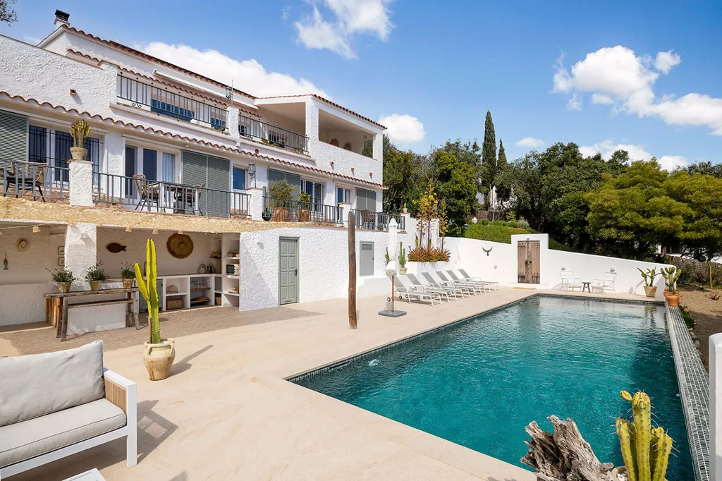 Piscine - Renovated Villa with Sea View in Vall-Llobrega