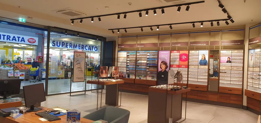 Rooms - Retail Unit with Vitrines in Fiano Romano