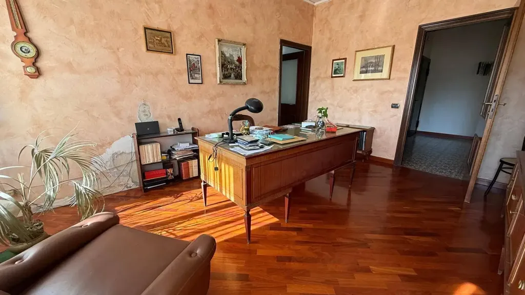 Bureau - Spacious Apartment with Balconies in Caserta