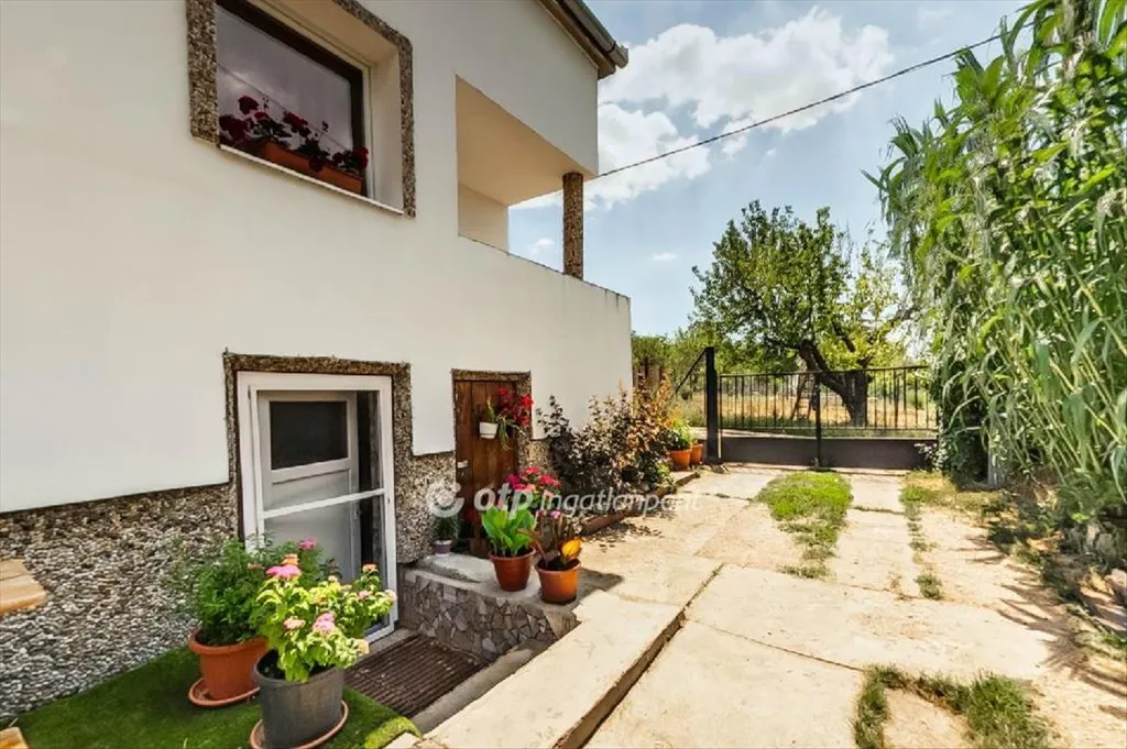 Jardin - Three-Storey House with Large Plot in Sóskút