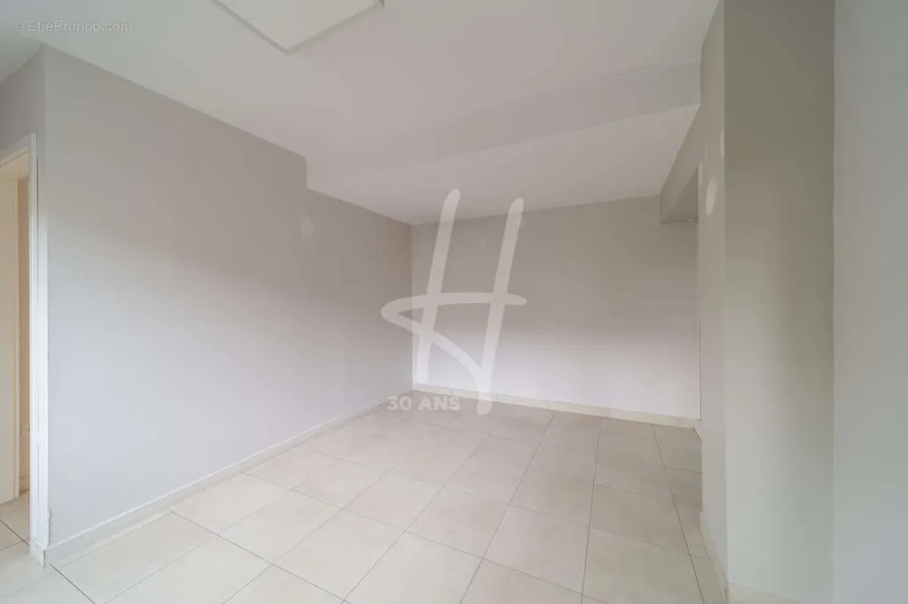 Esik - Commercial Space with Parking in Metz