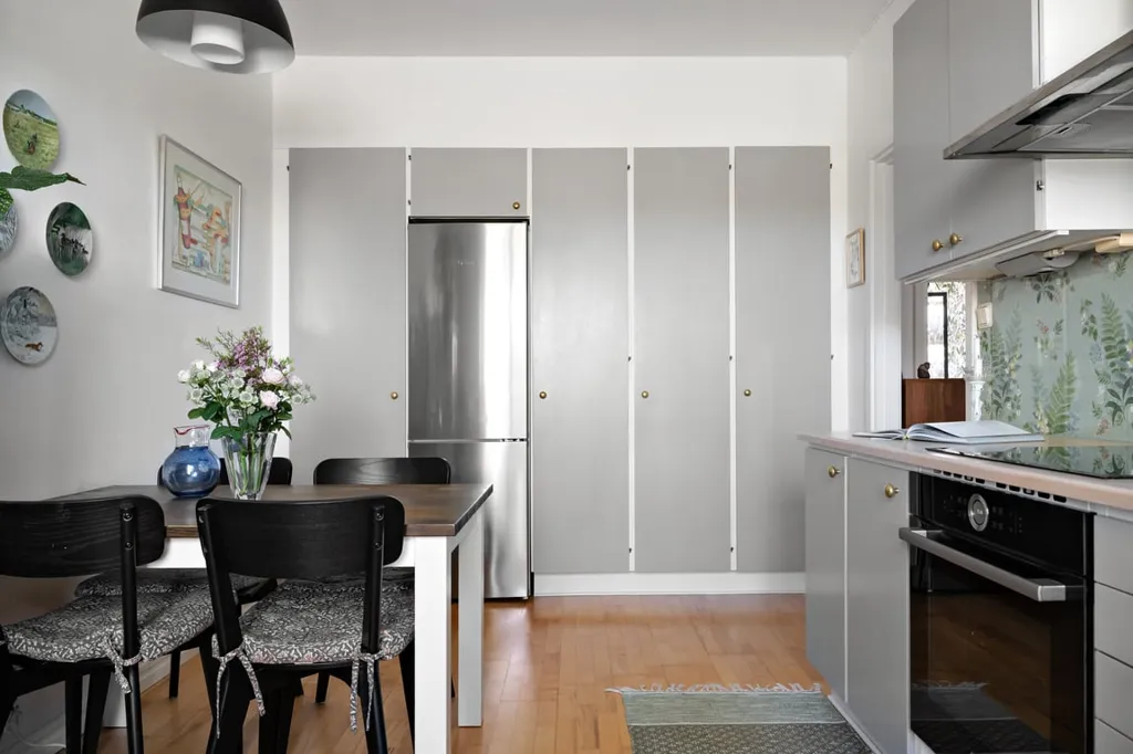 Söögituba - Spacious Two-Bedroom with South-Facing Balcony in Central Area