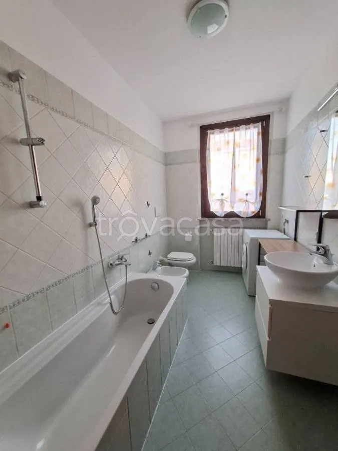 Bathrooms - Fully Furnished Flat in Bregnano
