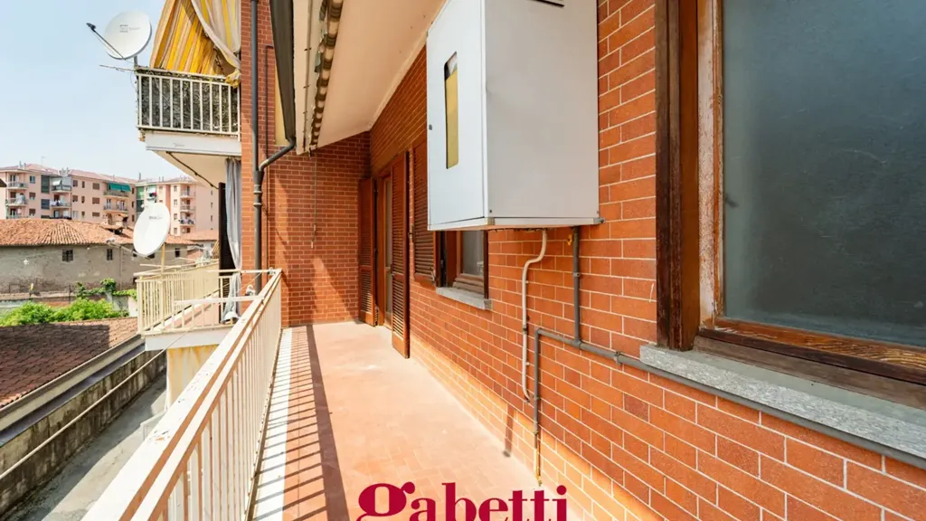Rõdu - First-Floor Flat with Two Balconies in Cavallermaggiore