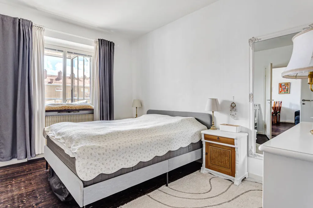 Schlafzimmer - Apartment with South-Facing Balcony in Liljeholmen