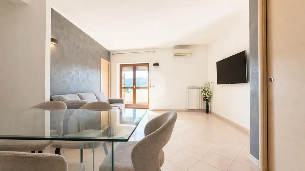 Salle à manger - First Floor Flat with Panoramic View in Rose