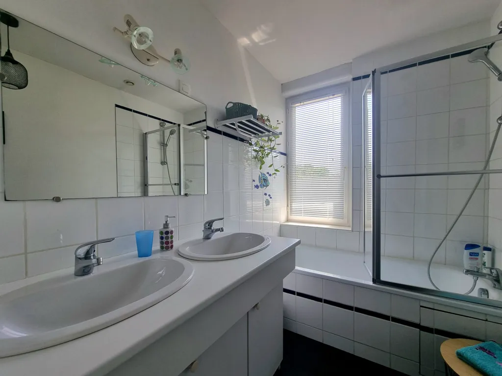 Salles de bain - Maison Charmante avec Jardin à Saint-Erblon