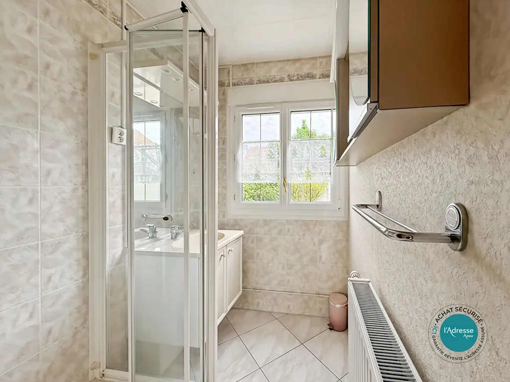 Salles de bain - Maison aux Beaux Volumes avec Jardin à La Ferté-Alais