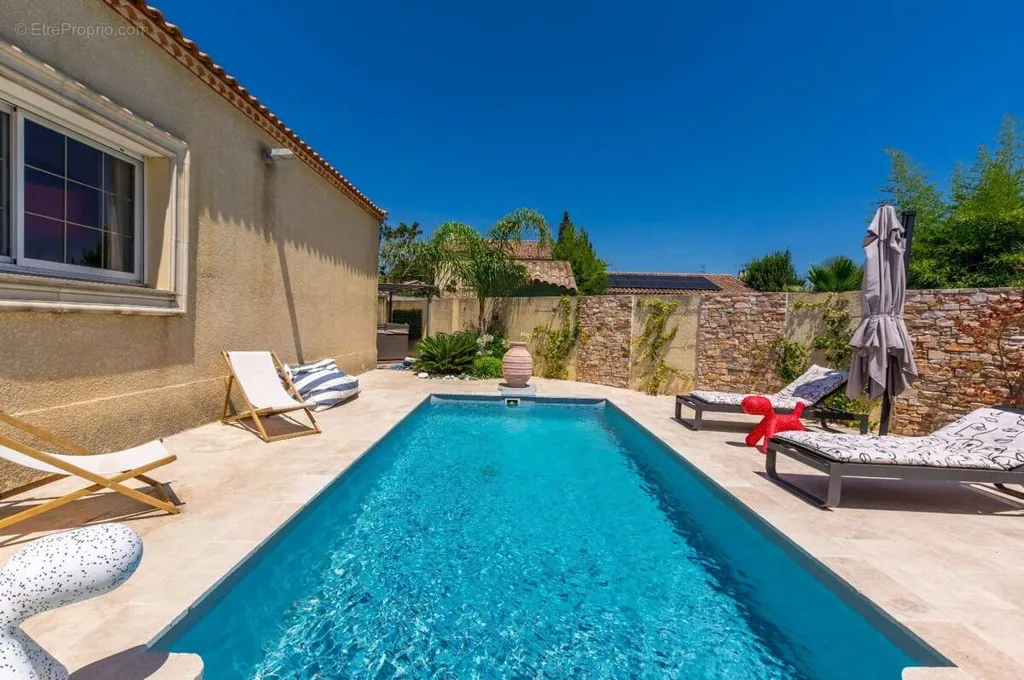 Pool - Villa with Pool and Jacuzzi in Residential Area