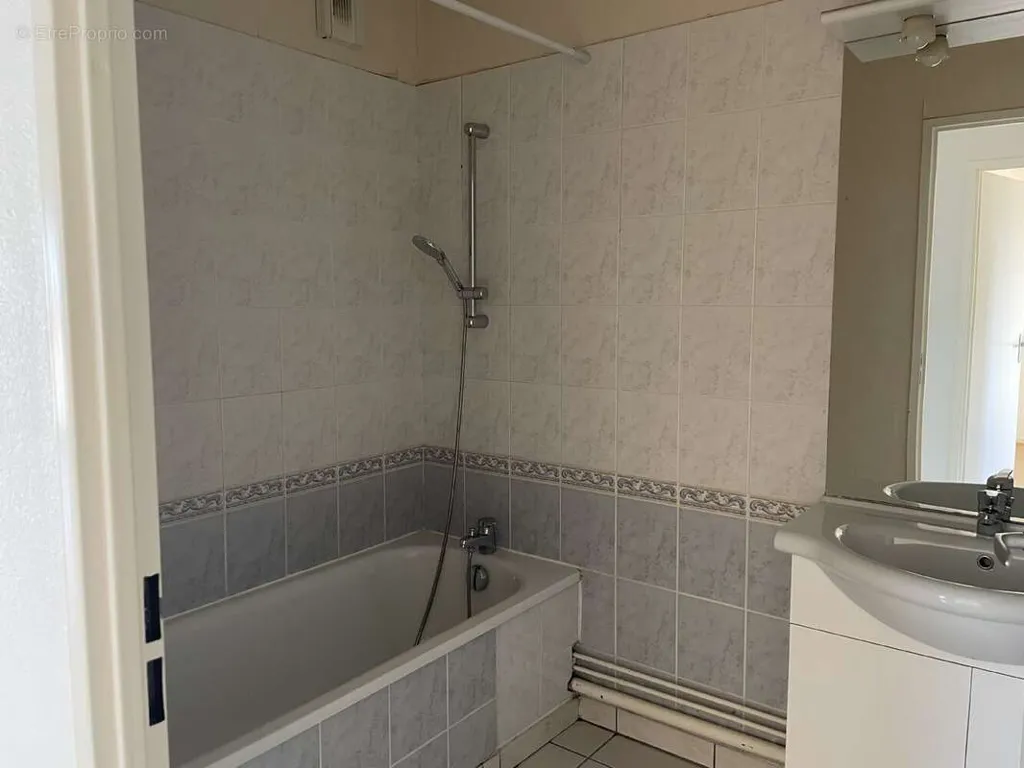 Salles de bain - Appartement avec Terrasse dans Résidence Calme à Cusset