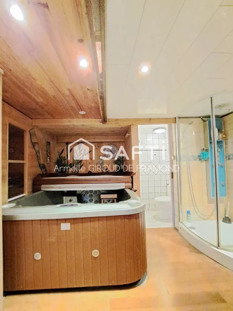 Pièces - Maison avec Piscine et Jacuzzi à Saint-Bernard