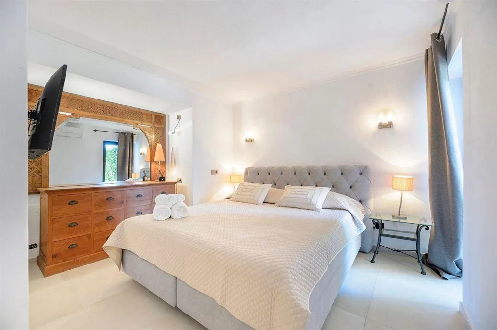 Chambres - Luxury Villa with Panoramic Views in Can Furnet