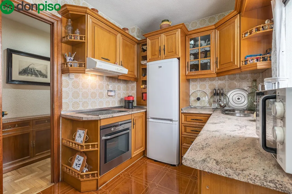 Cuisine - 3-Bed Apartment with Balcony in Pajaritos, Granada