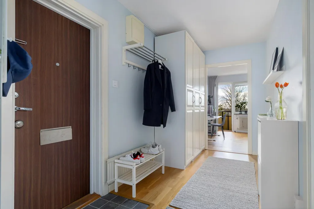 Entrée - Corner Flat with South-West Balcony in Tullinge
