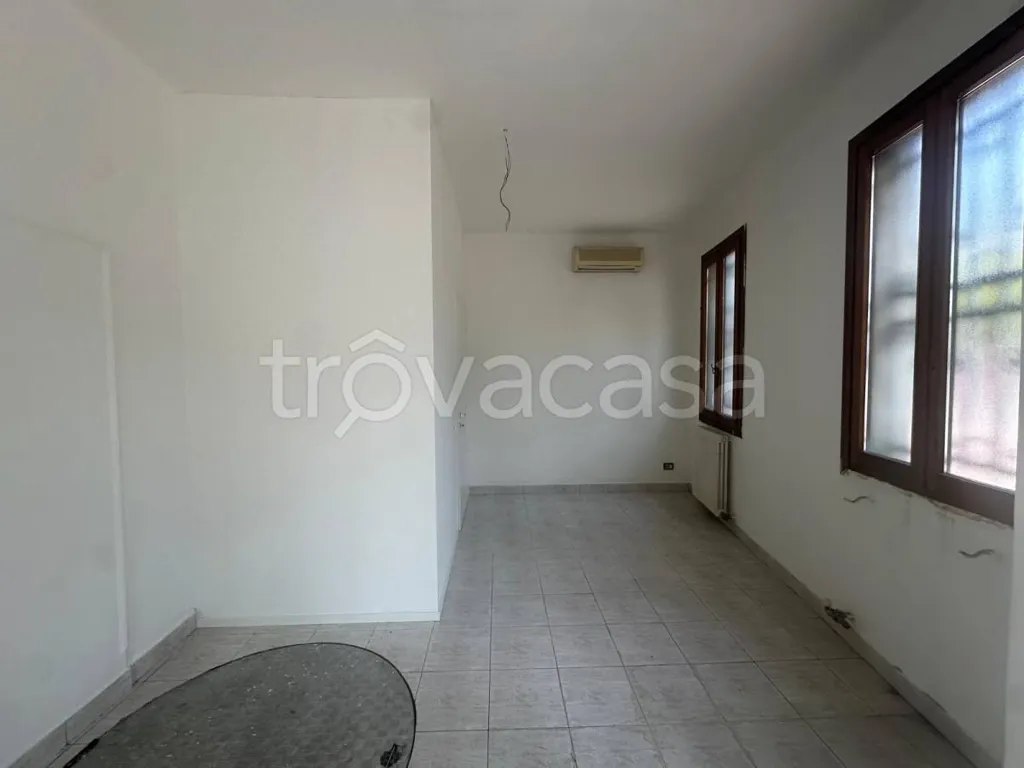 Pièces - Commercial Property with Central Location in Padua