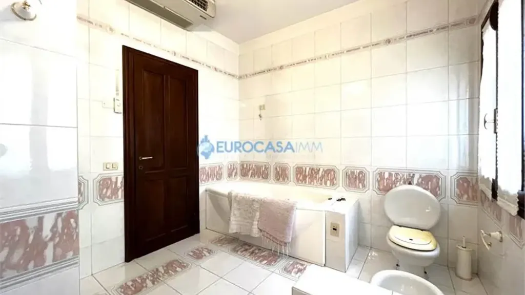 Bathrooms - Villa with Private Garden in Rolo Historic Centre