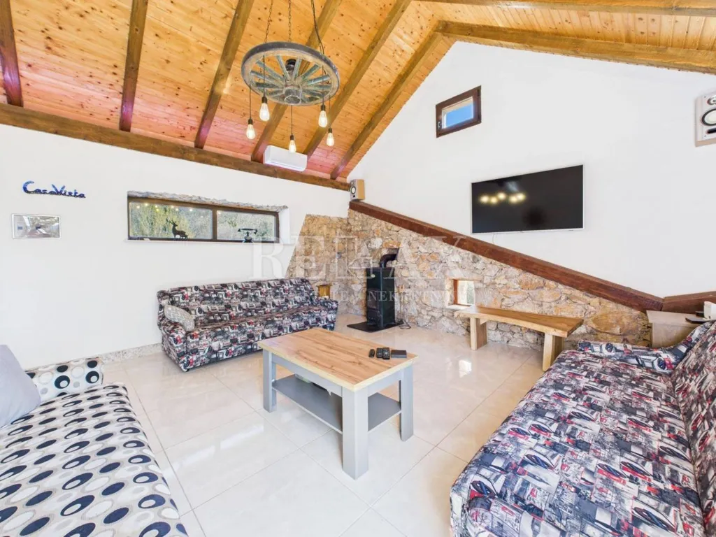 Elutuba - Traditional House with Pool in Bribir
