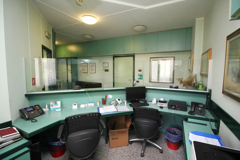 Kabinet - Office with Parking in Central Lainate