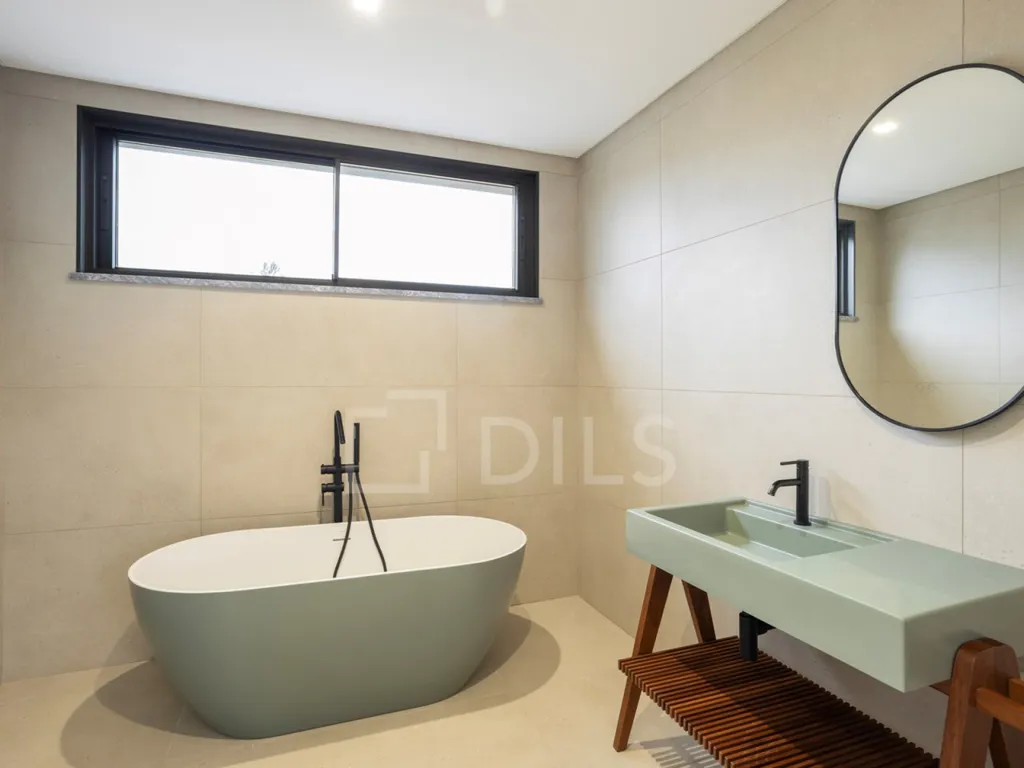 Vannitoad - T5+3 House with Pool in Cascais